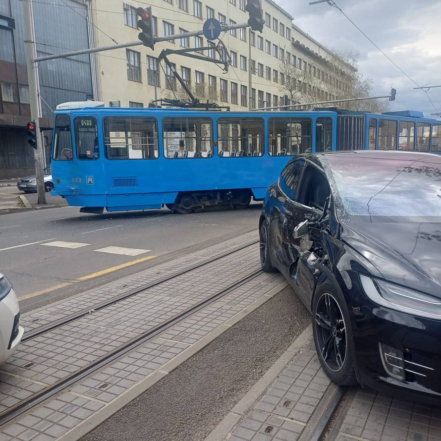 Tramvaj iskočio iz tračnica u centru Zagreba nakon sudara! Kolaps prometa prema istoku