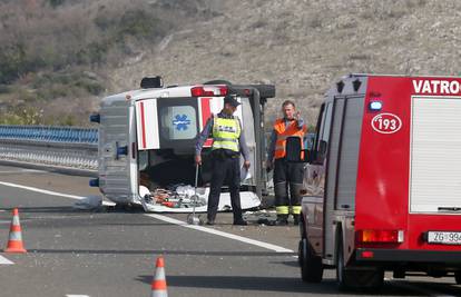 Vozilo Hitne pomoći izletjelo s autoceste, stradalo dvoje ljudi