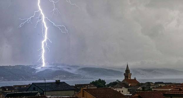 FOTO Veliki požar na Čiovu gase i kanaderi, počela padati i kiša. Snimili udar munje prije požara