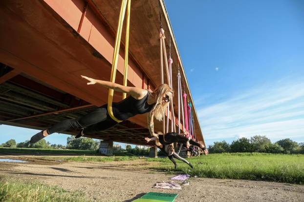Čarobni ples na svili: Predivne siluete ispod mosta Mladosti