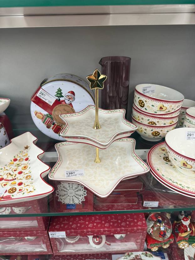 FOTO Trgovci su izvukli božićne ukrase! Pogledajte što se nudi, snježne kugle idu i za 74 eura...