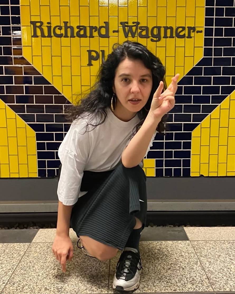 Novi skandal trese 'Pesmu za Evroviziju': Voditelj je šokirao objavom, glazbenica neće doći