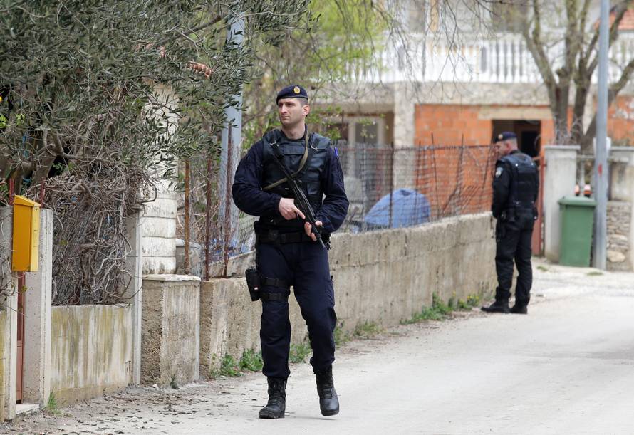 Ubojica roditelja stigao na sud, obrana: 'Rodbina ga posjećuje'