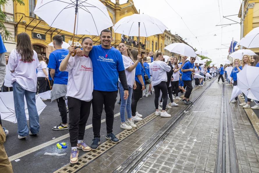 Osječki maturanti unatoč lošem vremenu plesali quadrillu u centru grada