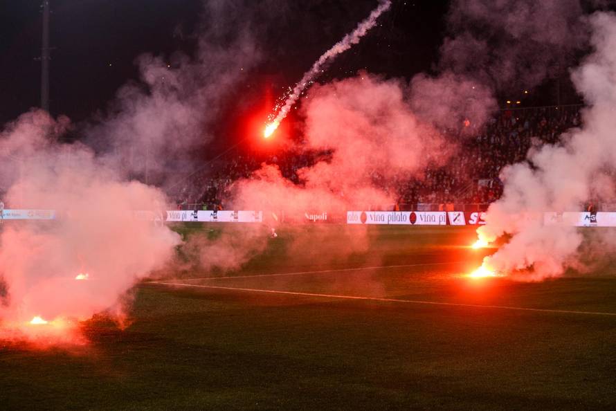 Rijeka: Bakljada na susretu  Rijeke i Dinama