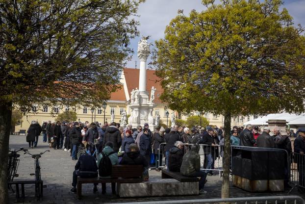Osijek: Tradicionalna podjela blagdanskog fiš paprikaša na Trgu Svetog Trojstva