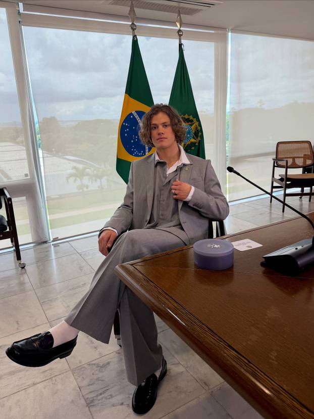 FOTO 'Alpski modni mačak' voli nositi bunde, suknje i lakirati nokte. Sad dominira skijanjem