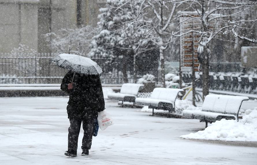HGSS nepokretnom muškarcu kod Gračaca donio hranu i drva