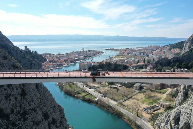 Pogled iz zraka: Spojen most u Omišu, traju zadnje pripreme za svečano otvorenje