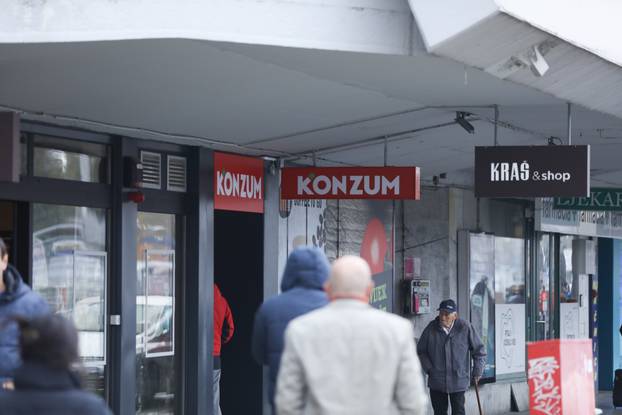 
Zagreb: Gužve na autobusnom kolodvoru ispred rijetko otvorenih dućana i pekarnica u gradu