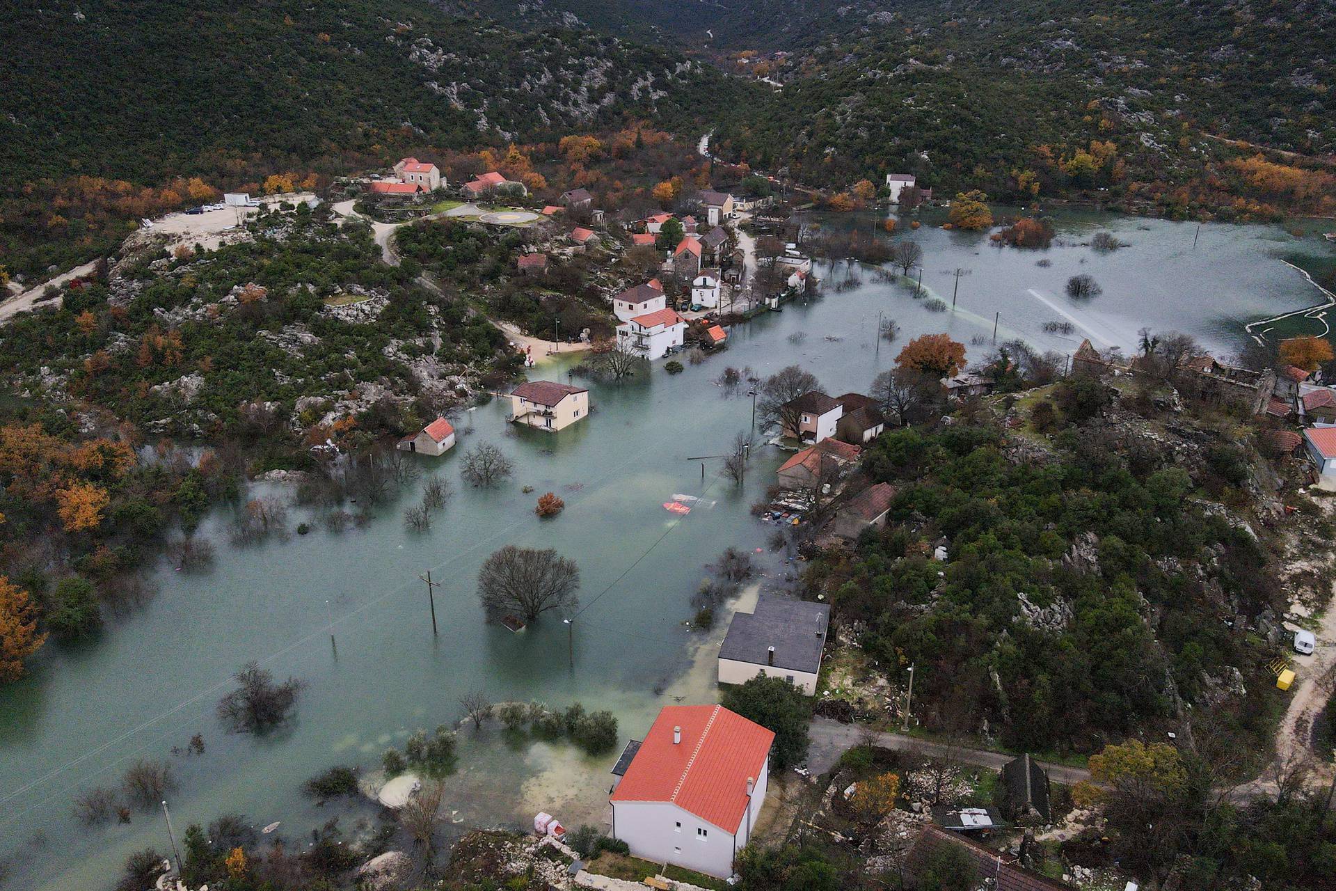 Poplave u Dalmaciji, ljudi bježe iz kuća: 'Izgubio sam sve što sam imao, sve je uništeno...'