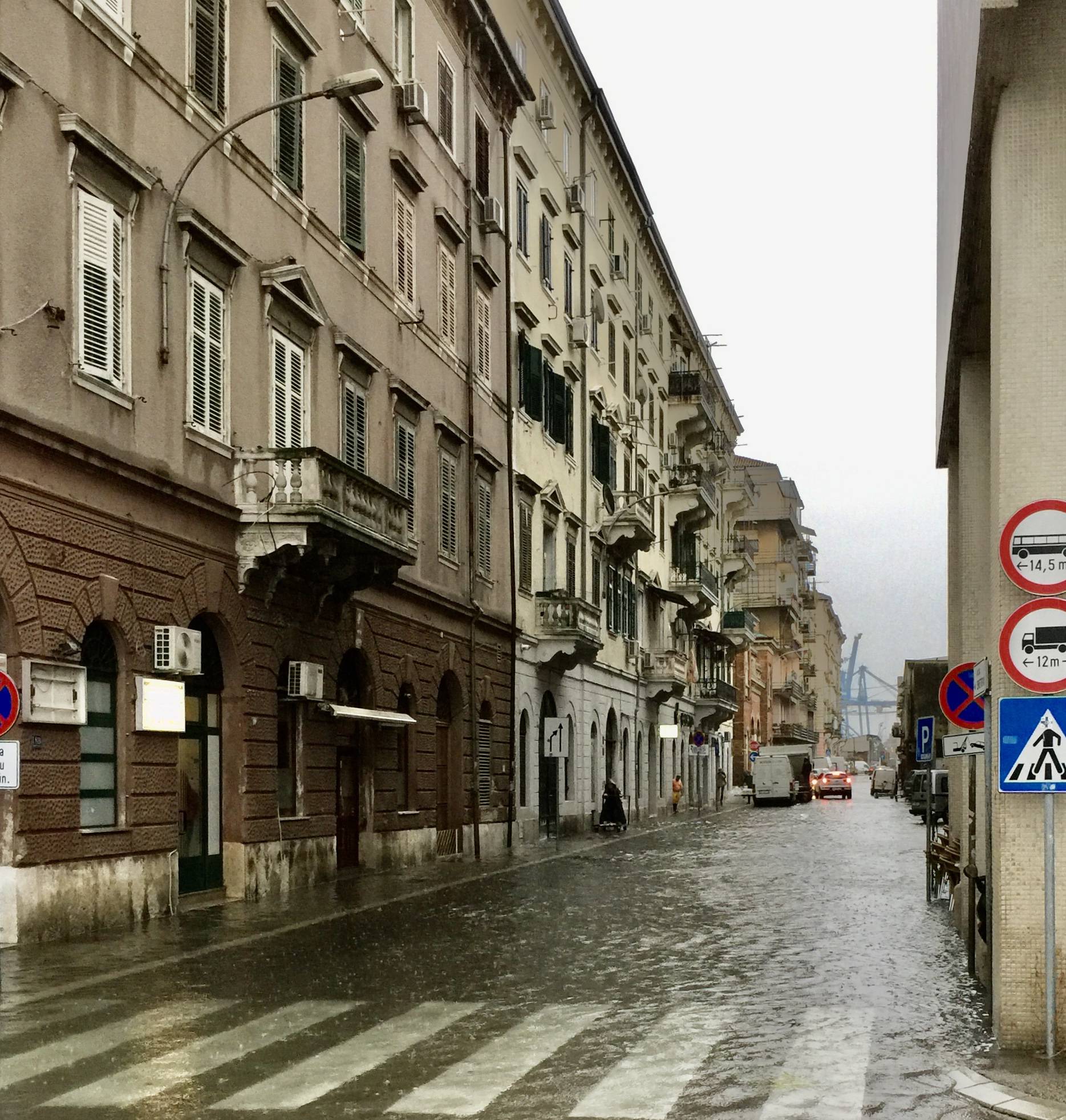 Rijeka u poplavi, ljudi do posla putuju daskom za surfanje