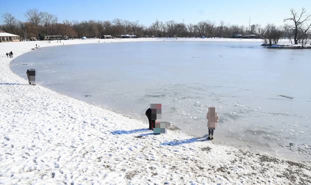 FOTO Kae s glavom: 'Hodali su zaleđenim Jarunom. Policija je bila i potjerala djecu i roditelje'