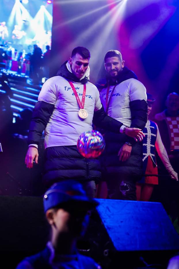Zadar: Dominik Livaković i Martin Erlića potpisali lopte te ih ispucali u okupljene navijače