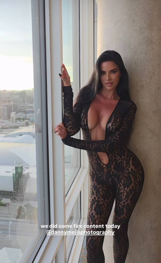 FOTO Knoll u seksi opravici čeka novu tekmu, a pokazala je i crni čipkani kombinezon bez gaćica