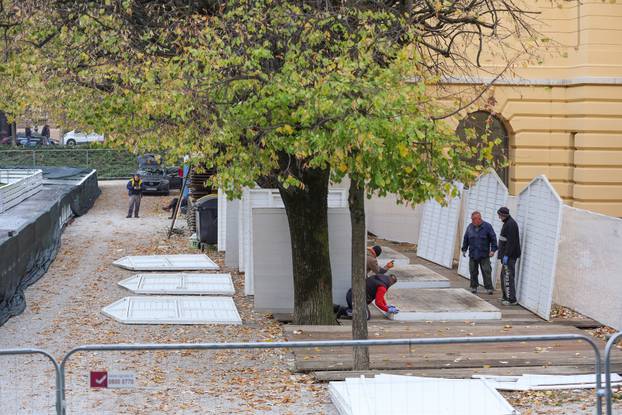 Zagreb: Postavljanje adventskih kućica na Trgu kralja Tomislava