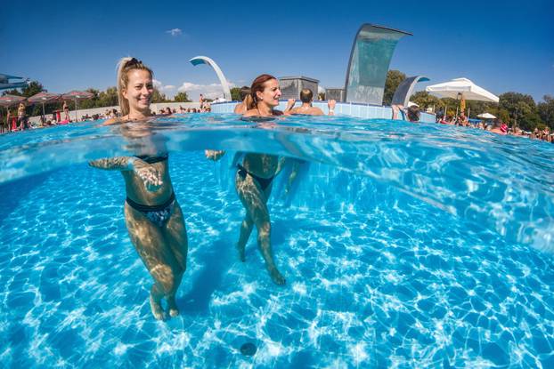 Osječani koriste poslijednje sunčane dane ovog ljeta kako bi se osvježili i opustili na novim bazenima Kopike