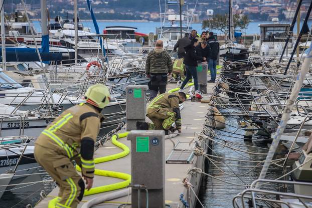 Split: Požar u lučici Špinut