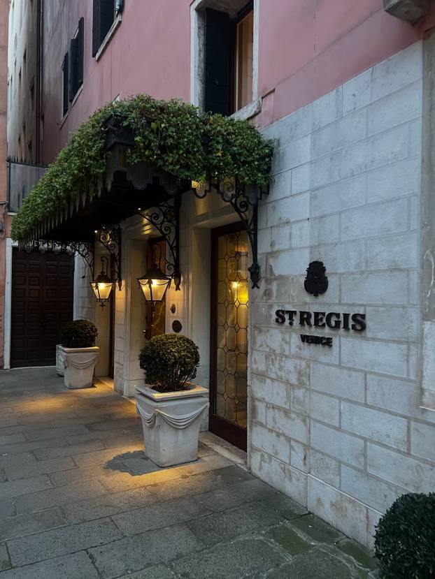 Pogledajte kako se Severina opušta na odmoru: Brčkanje u bazenu, fina hrana i skupi izlozi