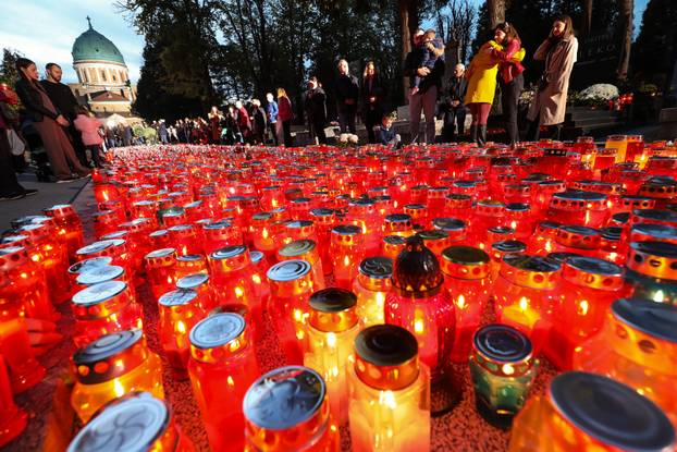 Građani u večernjim satima na groblju Mirogoj pale svijeće za svoje najmilije