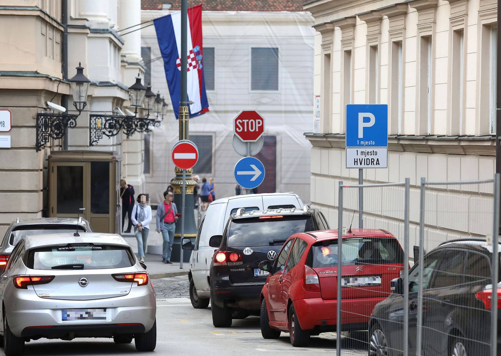 Dok ostali zastupnici plaćaju parking, Đakić parkira 'mukte'