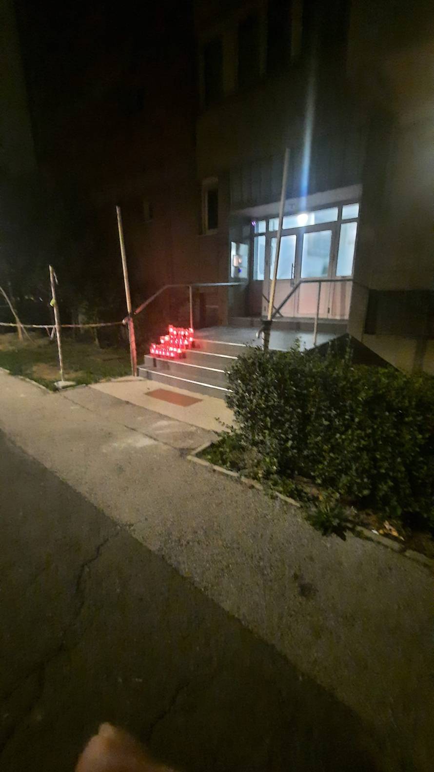 VIDEO Emotivni prizori: Brojni građani pale svijeće za Bareta ispred zgrade u kojoj je živio