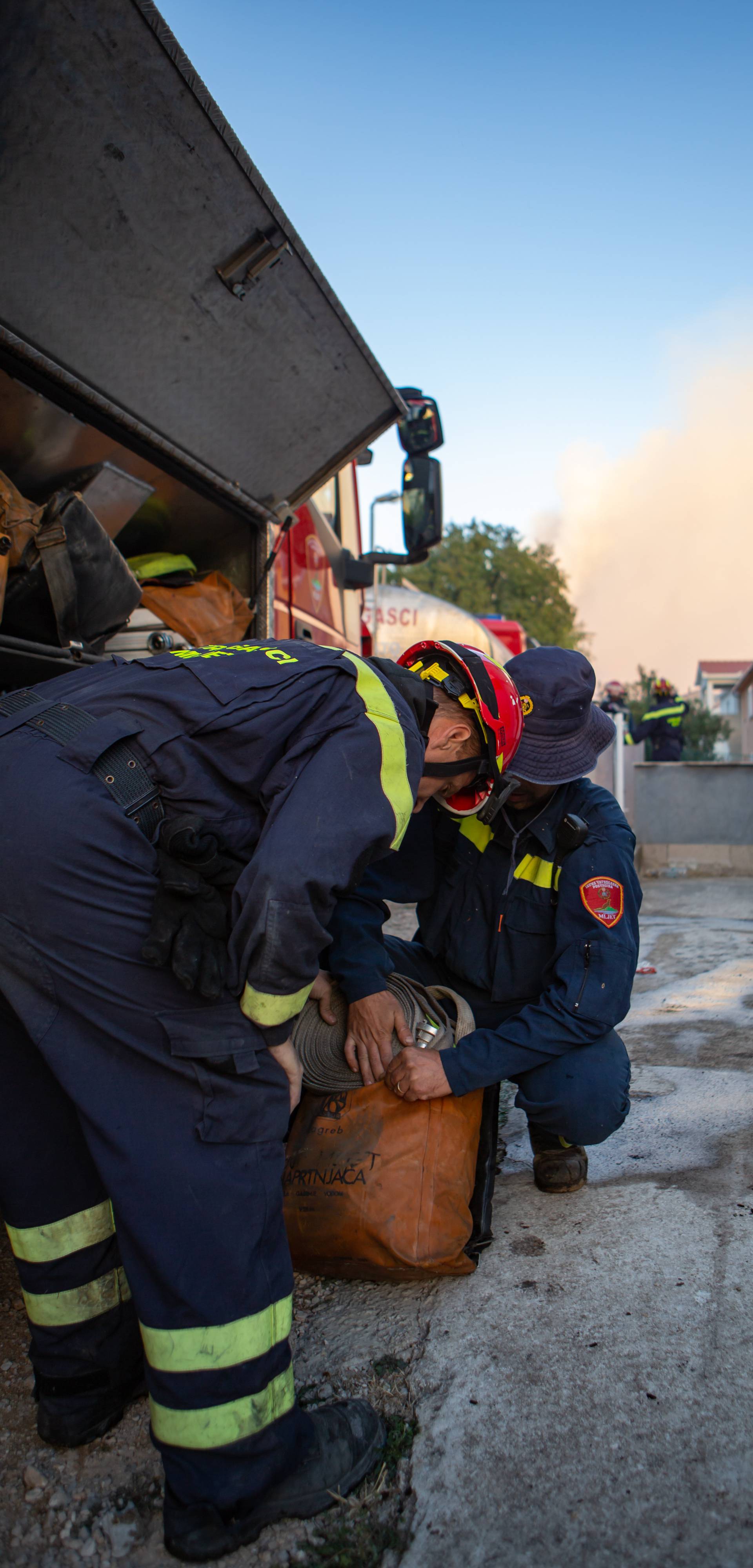 Katastrofa u slikama: Izgorjele kuće i vozila, mještani očajni