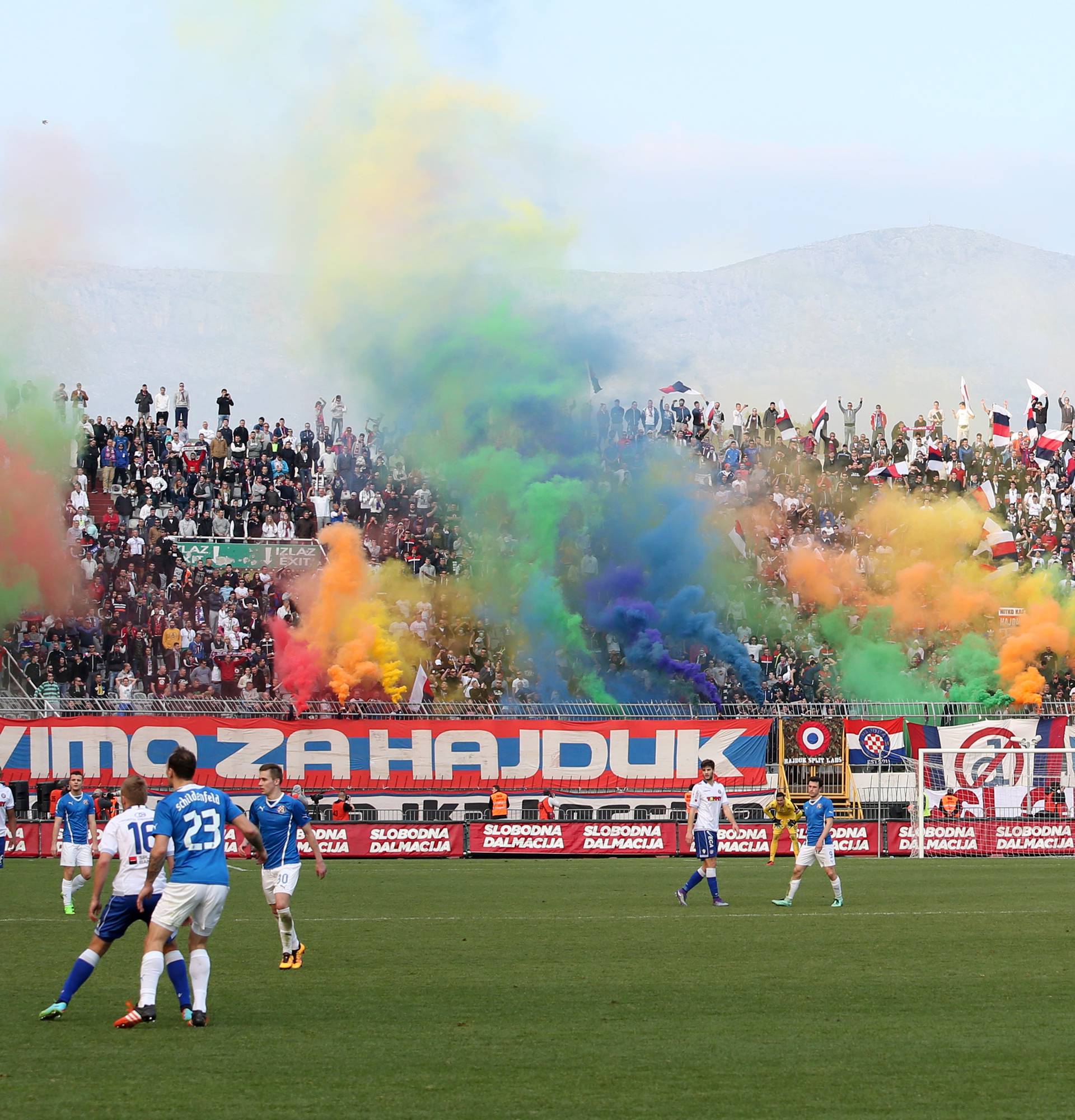 Pogledajte što je sve Torcida poručila na derbiju na Poljudu