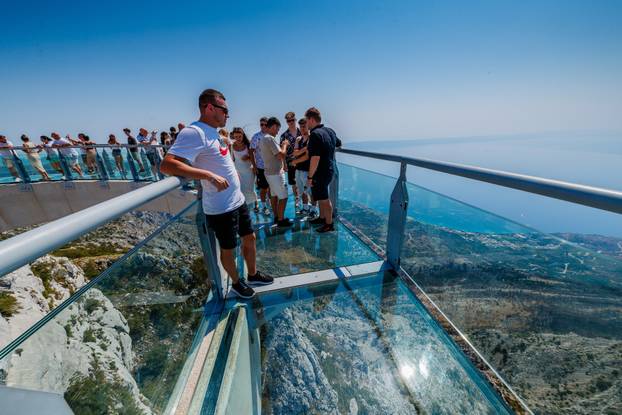 Brojni posjetitelji dovoljno su hrabri za obilazak Skywalka, vidikovca na Biokovu