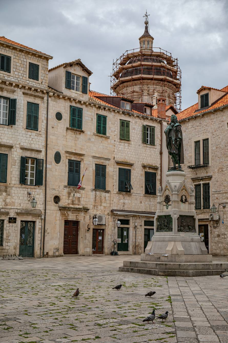 Otkad nema turista, priroda se budi: Na Stradunu kosili travu!