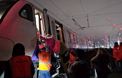 VIDEO Kaos u Londonu, putnici ostali zarobljeni u vlakovima u mraku: Izašli smo nakon 4 sata