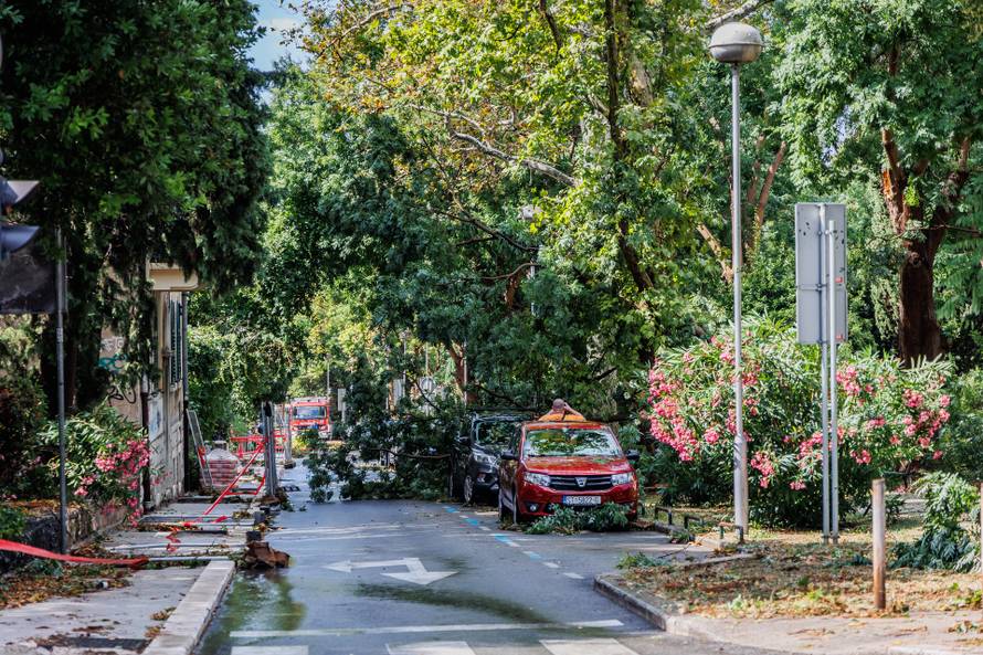 Nevrijeme poharalo Split, vatrogasci imaju pune ruke posla