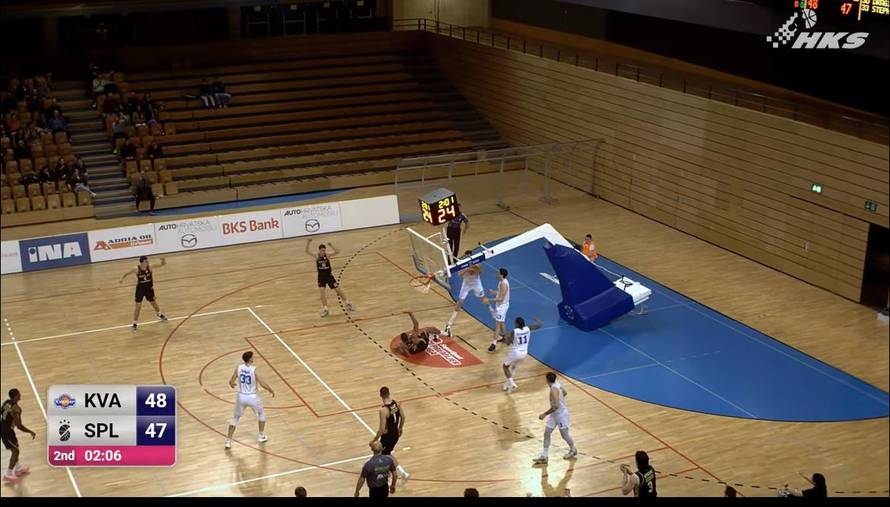 VIDEO Umalo tragedija u Rijeci: Konstrukcija koša pala po igraču Splita! Pogledajte ružne scene