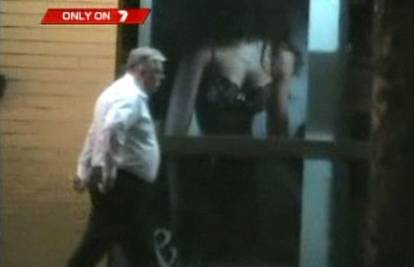 Australija: Ministra snimili dok je išao u gay seks klub