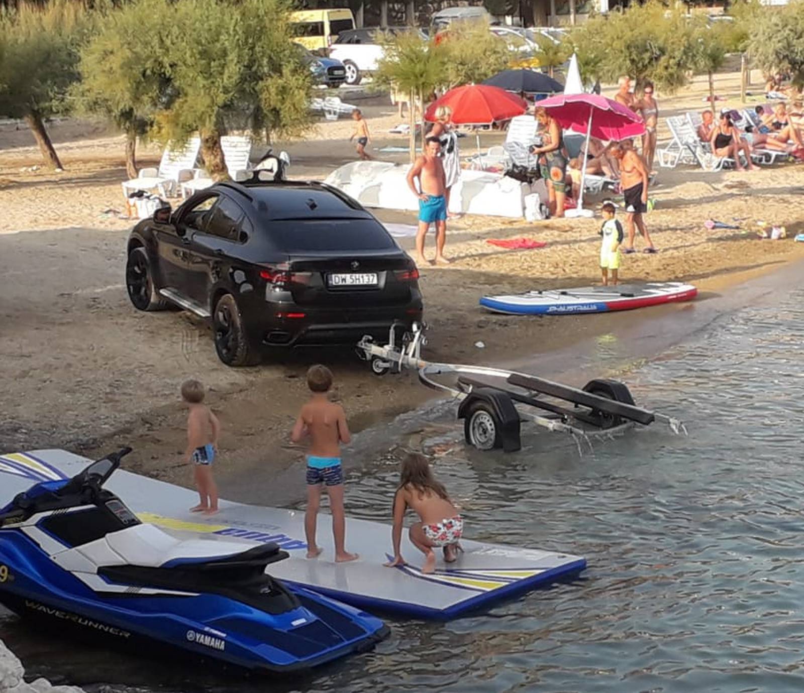 Djeco maknite se brzo s plaže: Idemo ja i moj jet-ski na vožnju