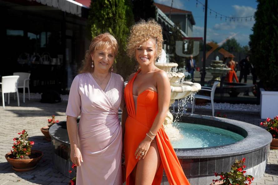 The wedding of Sava Dzehverovic, the brother of the singer Teodora Dzehverovic, and the make-up artist Adriana Kadar takes place in the LUX Events Center.Svadba Save Dzehverovica, brata pjevacice Teodore Dzehverovic, i vizazistice Adriane Kadar odrzava 