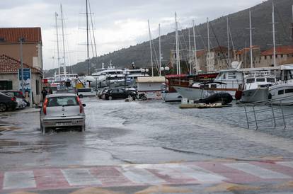 Trogir: More poplavilo cestu 