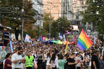 FOTO Parada ponosa prošla bez incidenata u Beogradu. Pala je i prosidba ispraćena ovacijama