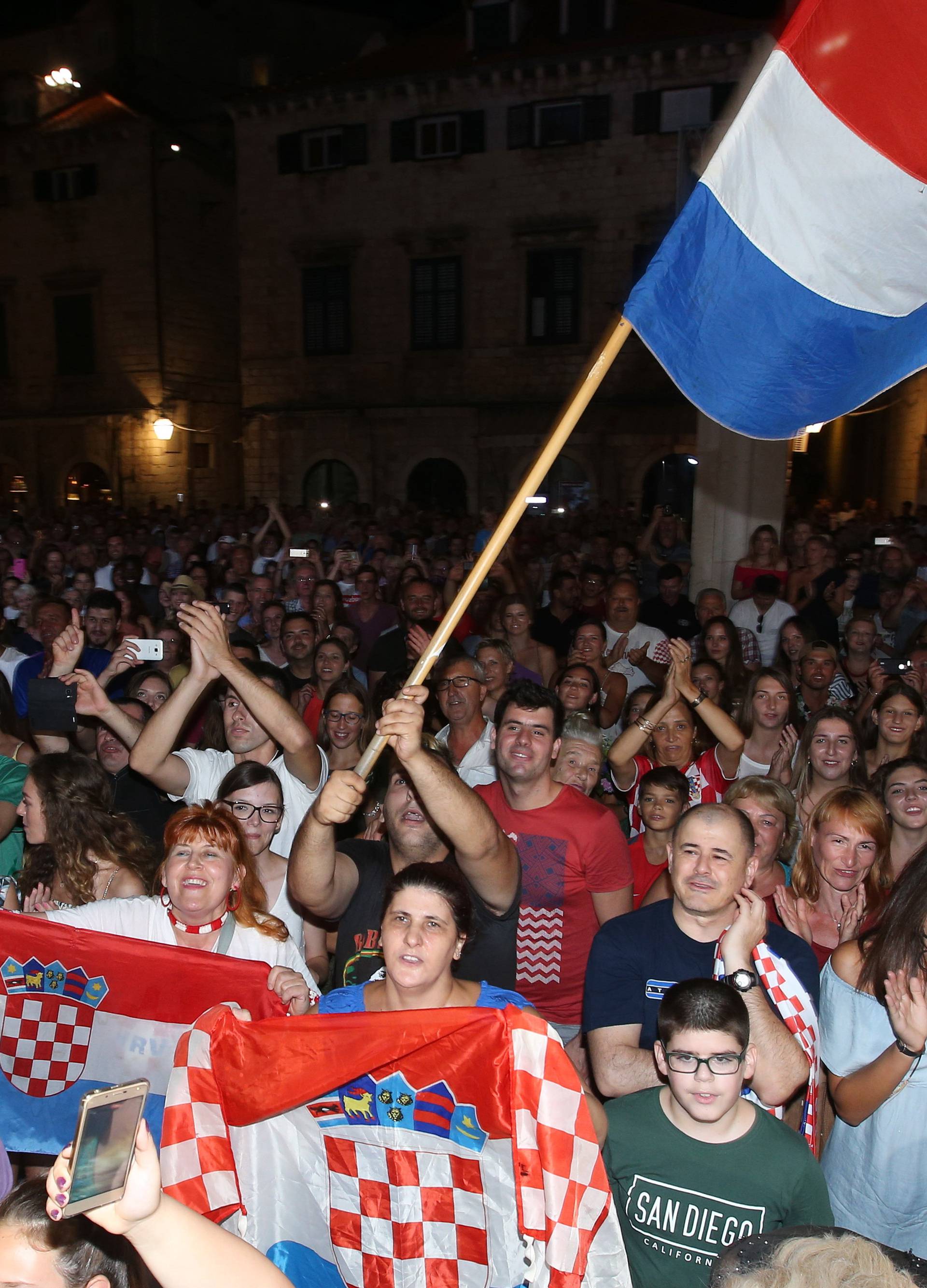 Stradun je gorio! Dubrovčani su dočekali zlatne vaterpoliste