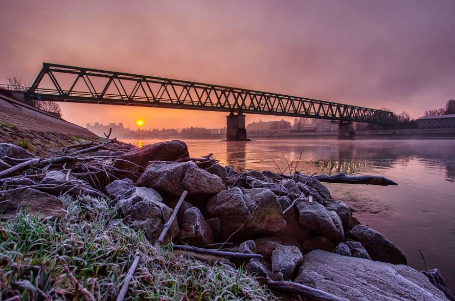 Izlazak sunca nad Dravom i željezničkim mostom u Osijeku