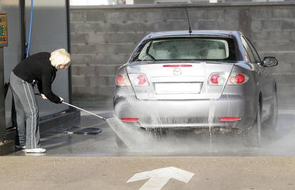 Što kažu stručnjaci: Treba li auto prati sredstvom za suđe?