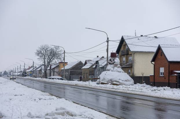 Bijelo Brdo: Napravljen  snjegović od otprilike sedam metara visine.