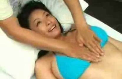 Lijepa djevojka uživa u senzualnoj masaži grudi