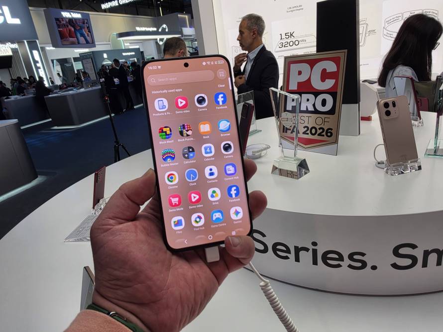 VIDEO TCL P80 ima ekran koji izgleda nerealno, ali i ostatak telefona nudi sjajne opcije