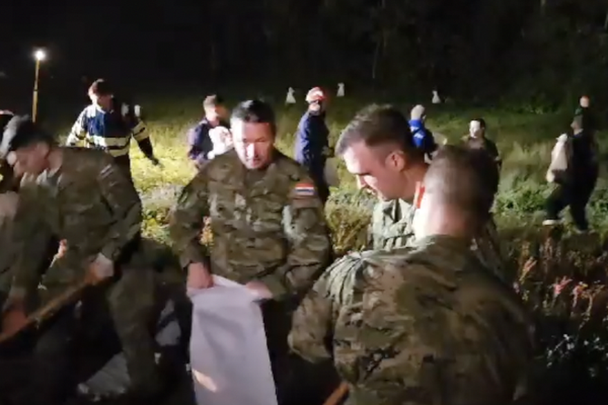 Vojska stigla u Gabajevu Gredu, zajedno s mještanima i vatrogascima grade nasip uz Dravu