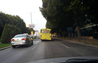 Pretrpani autobus nagnuo se na stranu i tako vozio Splitom