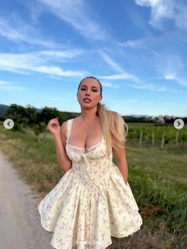 FOTO Nives Celzijus pozirala na balkonu u vrućim hlačicama: 'Bože, kakva guza. Prva liga!'