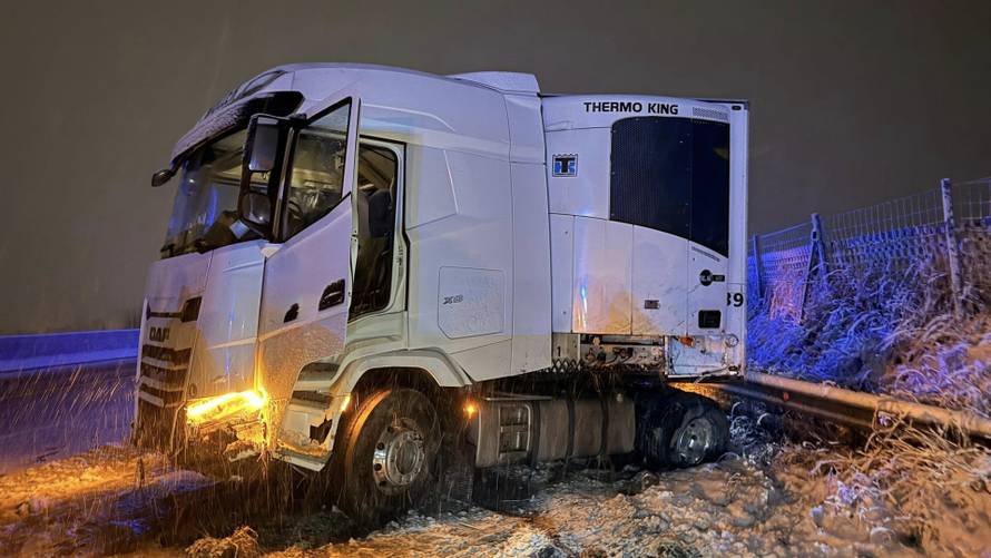 FOTO Snježni kaos paralizirao Austriju, zatvorili aerodrom u Beču, 30.000 kuća bez struje