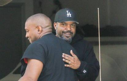 Kanye West ponovno u bizarnoj kombinaciji: Ulicom hodao bos, a onda se grlio s 'neprijateljem'