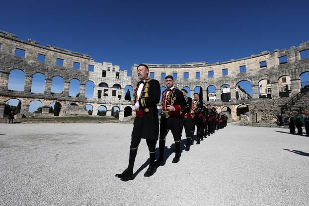 Pula: Mimohod Bokeljske mornarice u Puli
